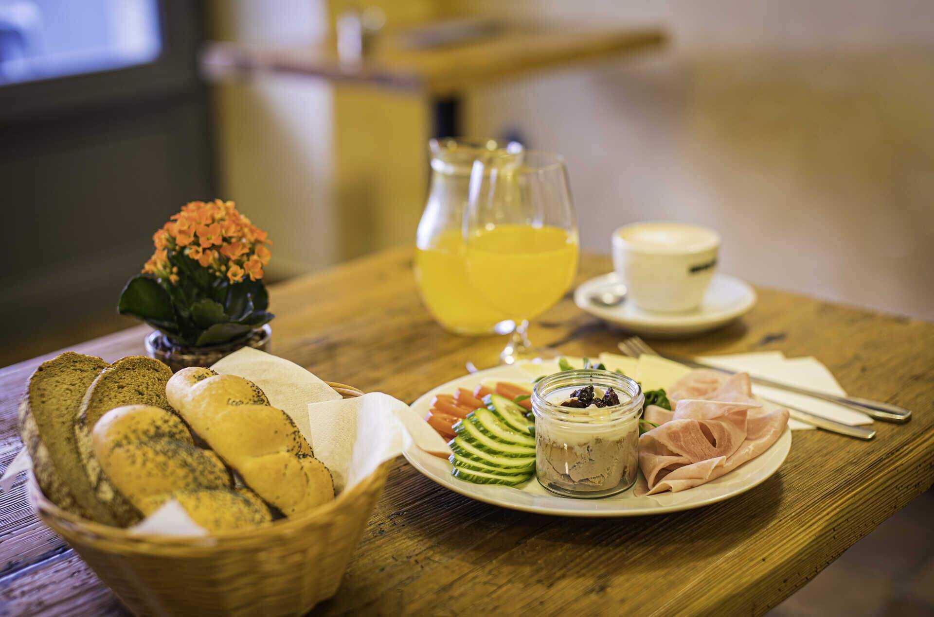 Servírovaný talíř s uzeninami, sýry, čerstvou zeleninou a ošatkou pečiva k snídani či večeři pro ubytované hosty.