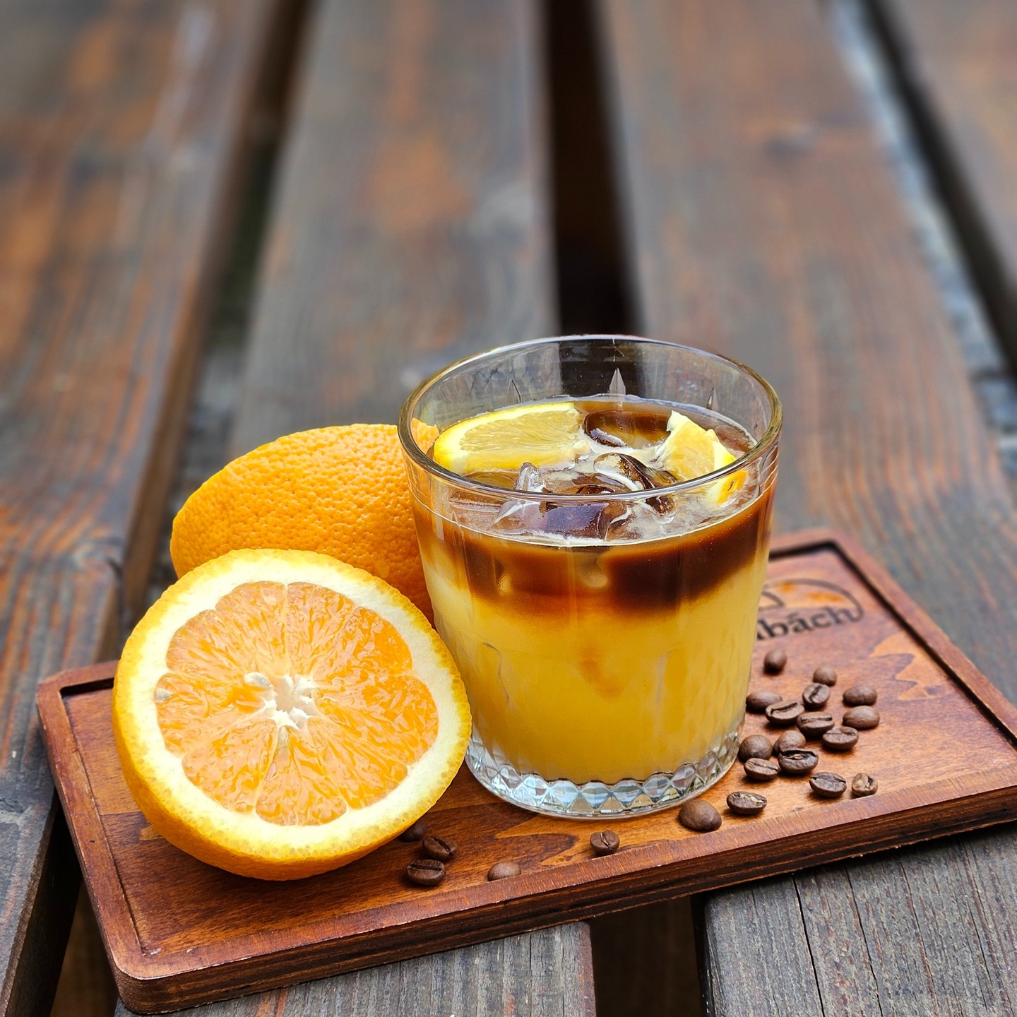 Osvěžující espresso tonic s plátkem pomeranče a ledem podávaný v kavárně V Klenbách Třeboň.