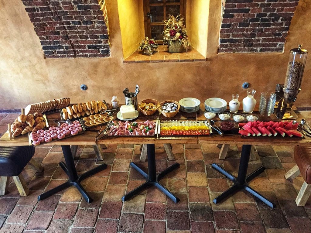 Snídaňový bufet v kavárně V Klenbách