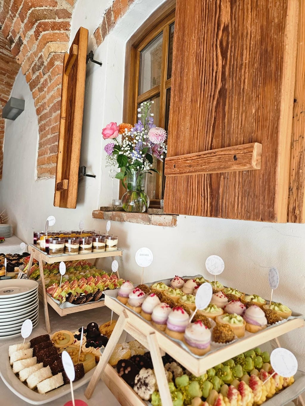 Bohatý výběr dezertů pro svatební hosty